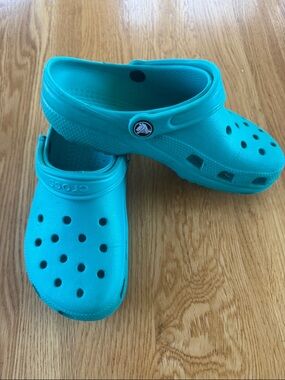 CROCS Classic Clog in Turquoise/Teal 2 Jibbitz Women’s 7/Mens 5